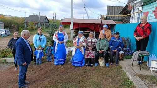 Пожилым жителям Харино подарили душевный концерт