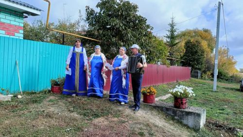 Пожилым жителям Харино подарили душевный концерт