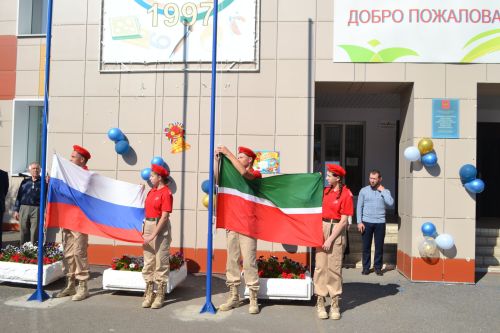 День знаний в Верхнеуслонской гимназии имени Героя Советского Союза Набиуллы Зиннурова (фоторепортаж)