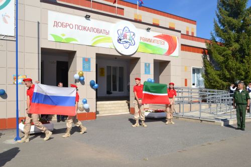 День знаний в Верхнеуслонской гимназии имени Героя Советского Союза Набиуллы Зиннурова (фоторепортаж)