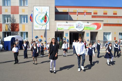День знаний в Верхнеуслонской гимназии имени Героя Советского Союза Набиуллы Зиннурова (фоторепортаж)