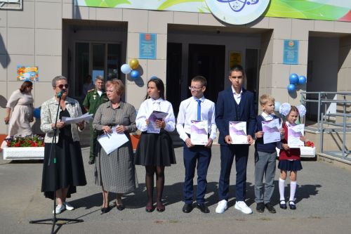 День знаний в Верхнеуслонской гимназии имени Героя Советского Союза Набиуллы Зиннурова (фоторепортаж)
