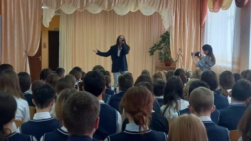 В Макуловской школе прошла встреча с бывшей выпускницей