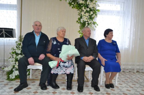 В Год семьи родных обнимем: В Верхнем Услоне чествовали супругов Драгуновых и Софроновых - золотых юбиляров семейной жизни