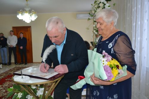 В Год семьи родных обнимем: В Верхнем Услоне чествовали супругов Драгуновых и Софроновых - золотых юбиляров семейной жизни