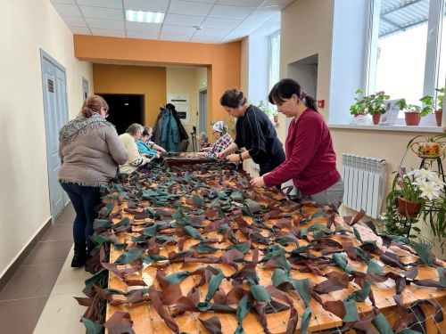 В Октябрьском местные жители сплели маскировочные сети для бойцов СВО