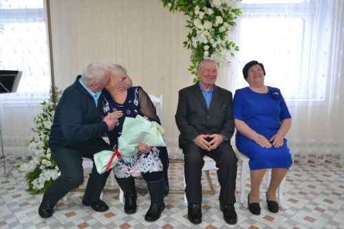 В Год семьи родных обнимем: В Верхнем Услоне чествовали супругов Драгуновых и Софроновых - золотых юбиляров семейной жизни