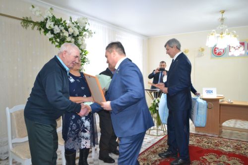 В Год семьи родных обнимем: В Верхнем Услоне чествовали супругов Драгуновых и Софроновых - золотых юбиляров семейной жизни