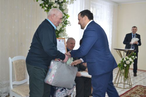 В Год семьи родных обнимем: В Верхнем Услоне чествовали супругов Драгуновых и Софроновых - золотых юбиляров семейной жизни