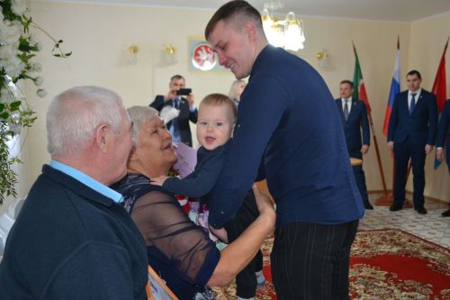 В Год семьи родных обнимем: В Верхнем Услоне чествовали супругов Драгуновых и Софроновых - золотых юбиляров семейной жизни