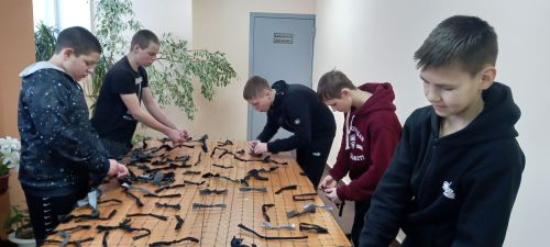 В Октябрьском местные жители сплели маскировочные сети для бойцов СВО