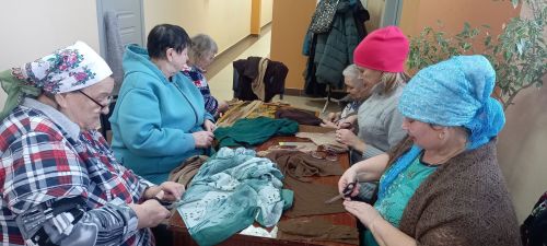 В Октябрьском местные жители сплели маскировочные сети для бойцов СВО