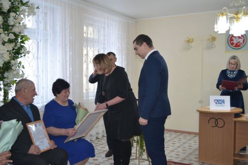 В Год семьи родных обнимем: В Верхнем Услоне чествовали супругов Драгуновых и Софроновых - золотых юбиляров семейной жизни
