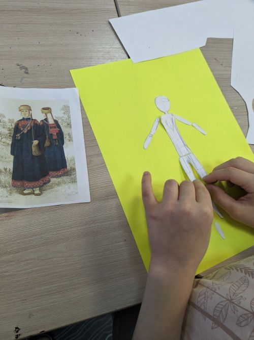 Юные художники Иннополиса изучают татарский национальный костюм