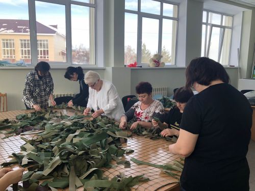 Сотрудники библиотечной системы присоединились к плетению маскировочных сетей