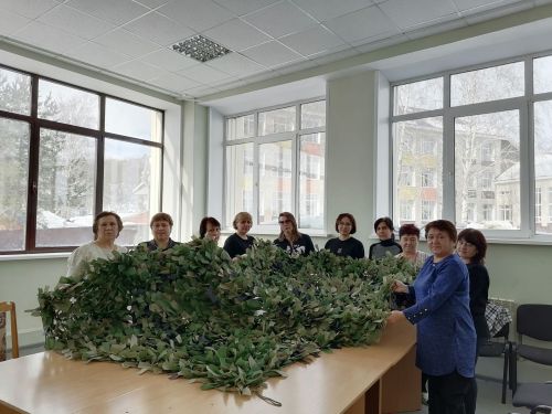 Сотрудники библиотечной системы присоединились к плетению маскировочных сетей