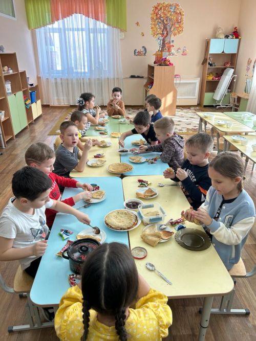 В детсаду «Солнышко» ребята встали в хоровод со Скоморохом и Весной