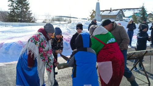 В Кильдееве дружно и весело поводили Масленицу