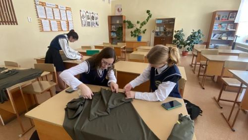 Кураловцы шьют для бойцов СВО футболки и готовят сухой душ