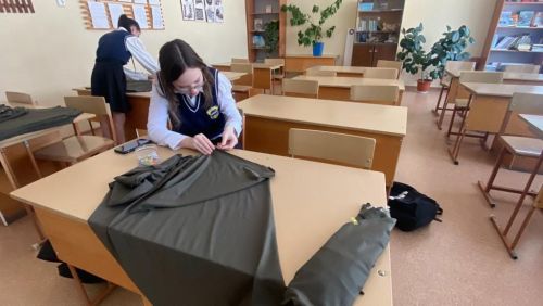 Кураловцы шьют для бойцов СВО футболки и готовят сухой душ