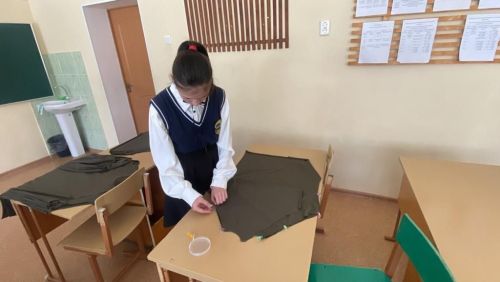 Кураловцы шьют для бойцов СВО футболки и готовят сухой душ