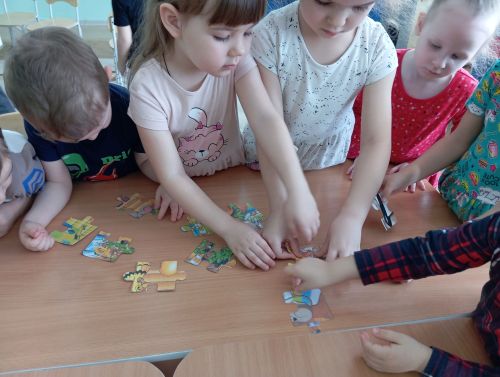 Сотрудники детской библиотеки пригласили малышей в мир сказок