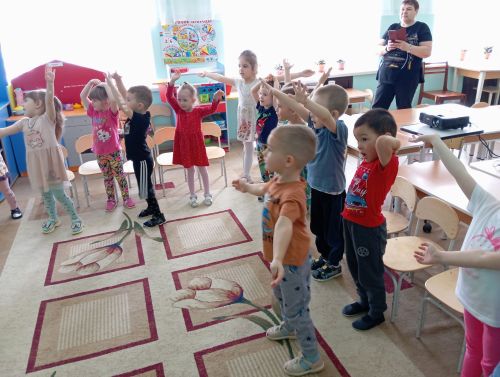 Сотрудники детской библиотеки пригласили малышей в мир сказок