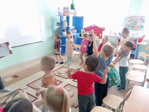 Сотрудники детской библиотеки пригласили малышей в мир сказок