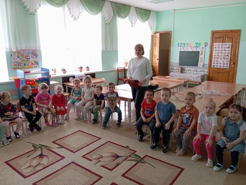 Сотрудники детской библиотеки пригласили малышей в мир сказок