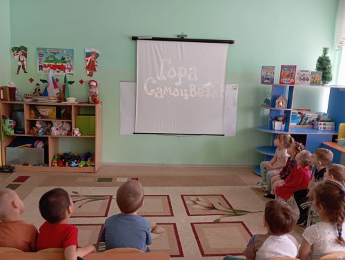 Сотрудники детской библиотеки пригласили малышей в мир сказок