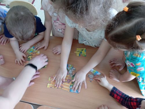 Сотрудники детской библиотеки пригласили малышей в мир сказок