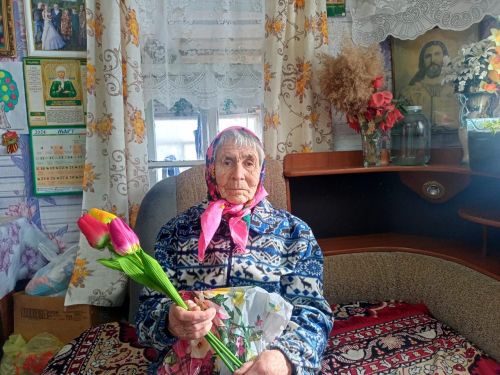 Верхнеуслонские соцработники поздравили женщин, находящихся на надомном обслуживании