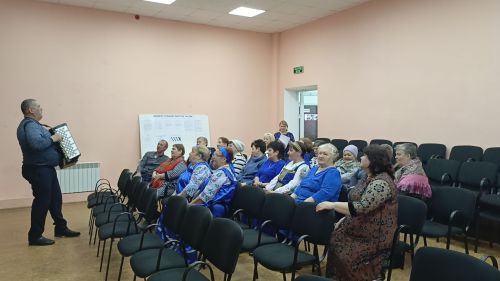 В Кильдееве прекрасную половину села поздравили с весенним праздником