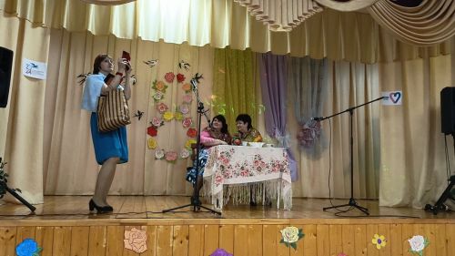 В Кильдееве прекрасную половину села поздравили с весенним праздником