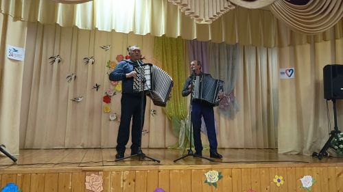 В Кильдееве прекрасную половину села поздравили с весенним праздником