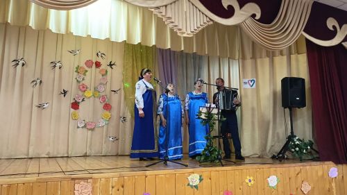 В Кильдееве прекрасную половину села поздравили с весенним праздником