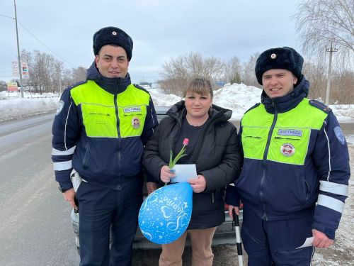 Сотрудники ГИБДД в Верхнем Услоне провели акцию «Цветы для автоледи»