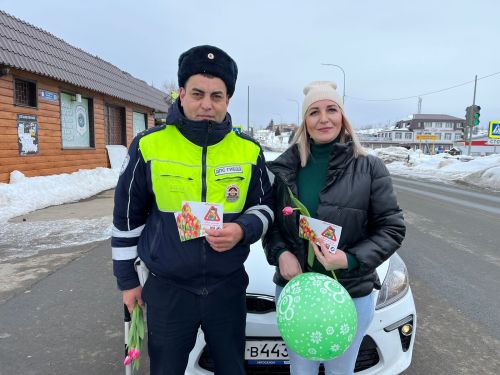 Сотрудники ГИБДД в Верхнем Услоне провели акцию «Цветы для автоледи»