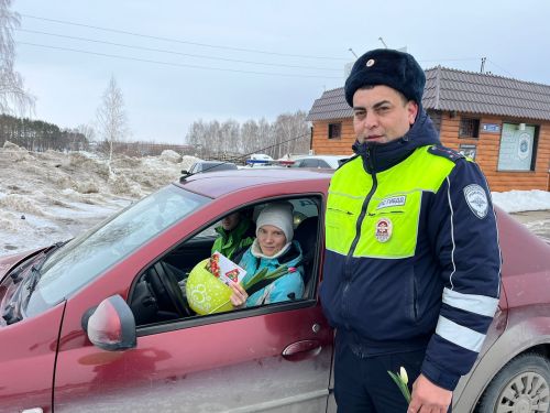 Сотрудники ГИБДД в Верхнем Услоне провели акцию «Цветы для автоледи»