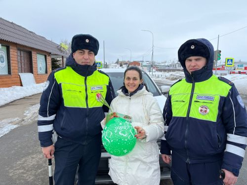 Сотрудники ГИБДД в Верхнем Услоне провели акцию «Цветы для автоледи»