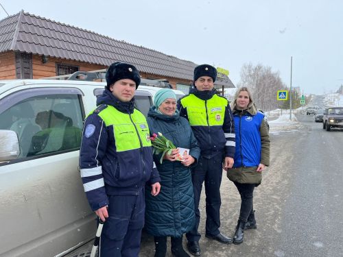 Сотрудники ГИБДД в Верхнем Услоне провели акцию «Цветы для автоледи»