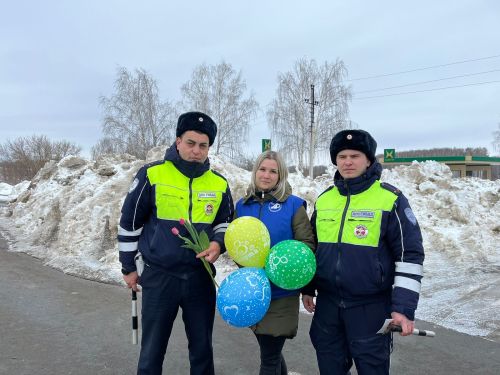 Сотрудники ГИБДД в Верхнем Услоне провели акцию «Цветы для автоледи»