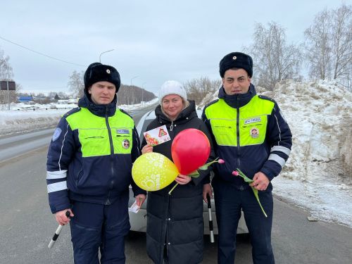 Сотрудники ГИБДД в Верхнем Услоне провели акцию «Цветы для автоледи»