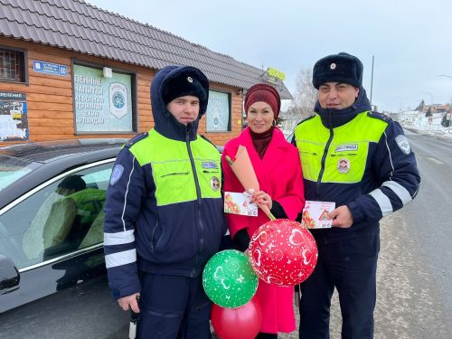Сотрудники ГИБДД в Верхнем Услоне провели акцию «Цветы для автоледи»