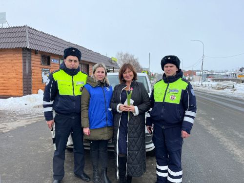 Сотрудники ГИБДД в Верхнем Услоне провели акцию «Цветы для автоледи»