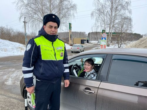 Сотрудники ГИБДД в Верхнем Услоне провели акцию «Цветы для автоледи»