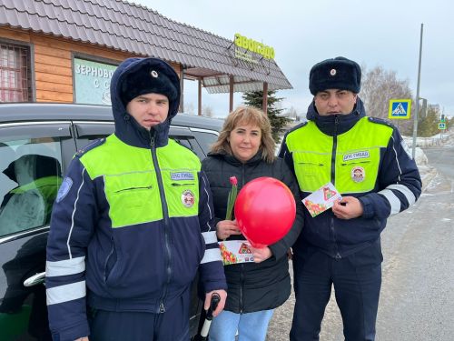Сотрудники ГИБДД в Верхнем Услоне провели акцию «Цветы для автоледи»