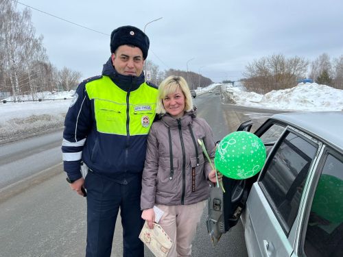 Сотрудники ГИБДД в Верхнем Услоне провели акцию «Цветы для автоледи»