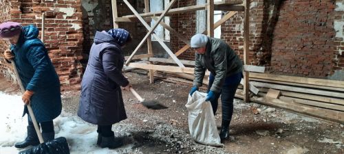 Кильдеевцы вышлли на субботник по благоустройству территории местного храма
