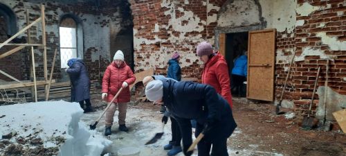 Кильдеевцы вышлли на субботник по благоустройству территории местного храма